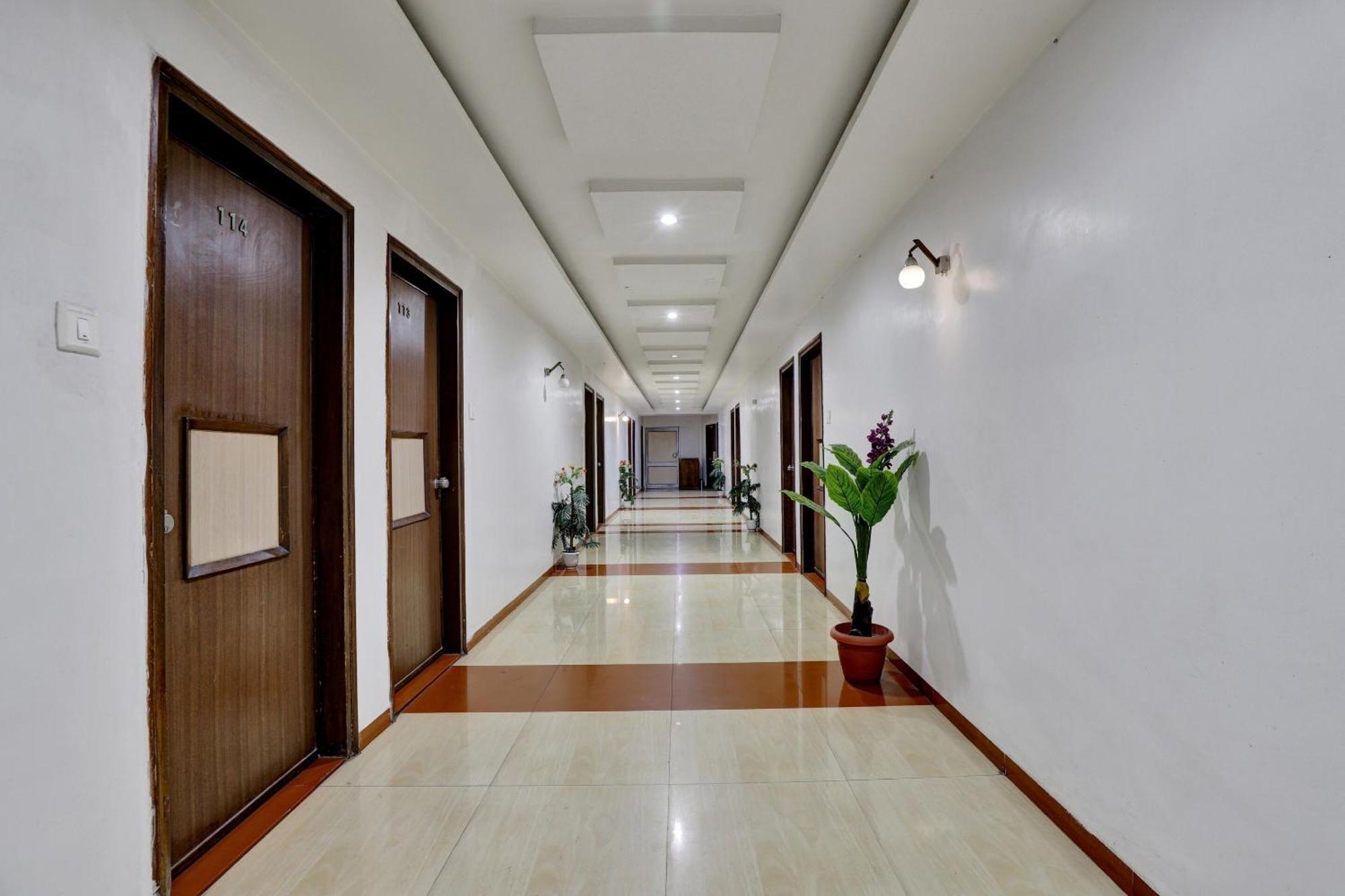 Collection O 82926 Hotel Royal Plaza Ahmedabad Exteriör bild