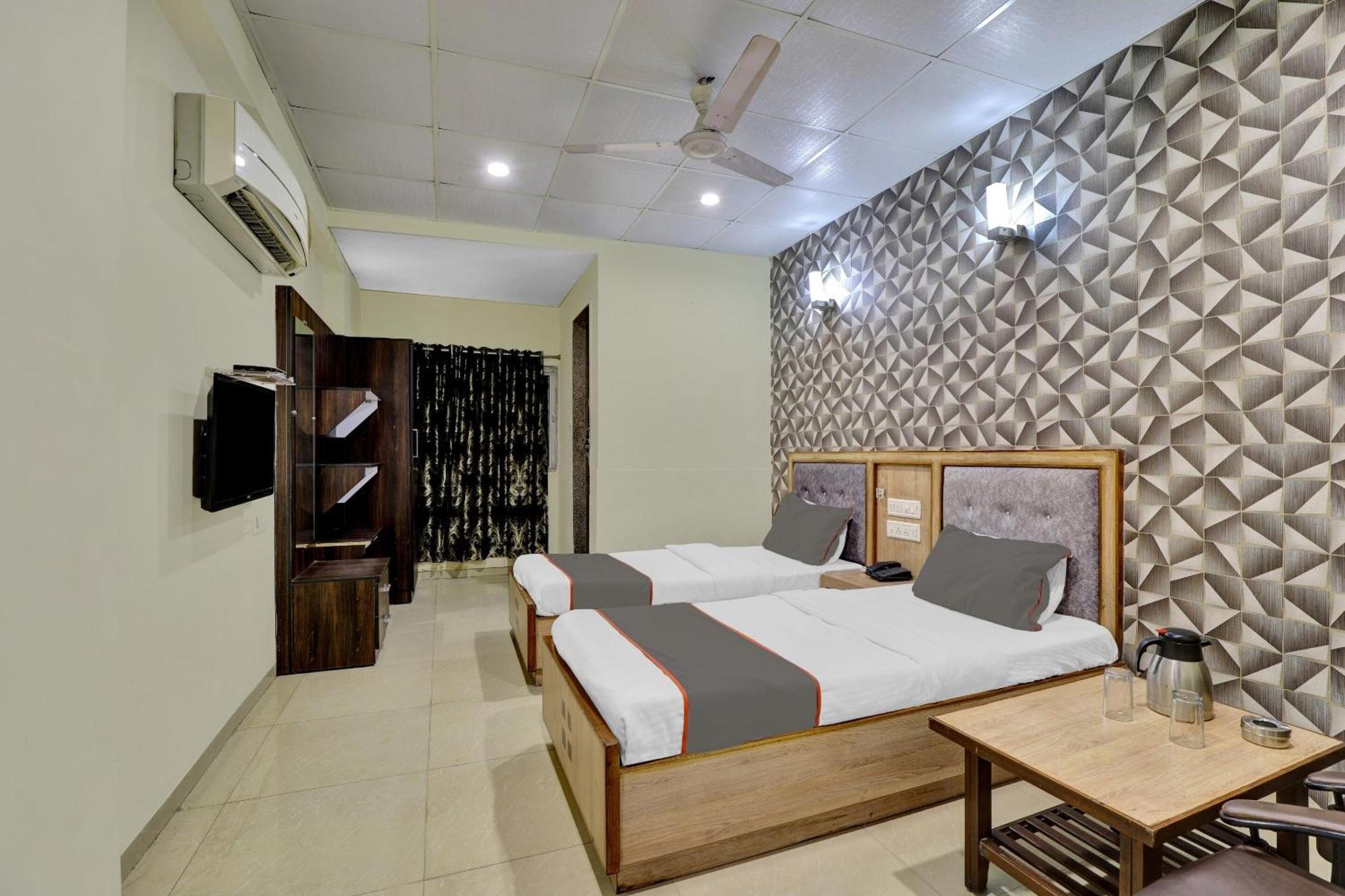Collection O 82926 Hotel Royal Plaza Ahmedabad Exteriör bild