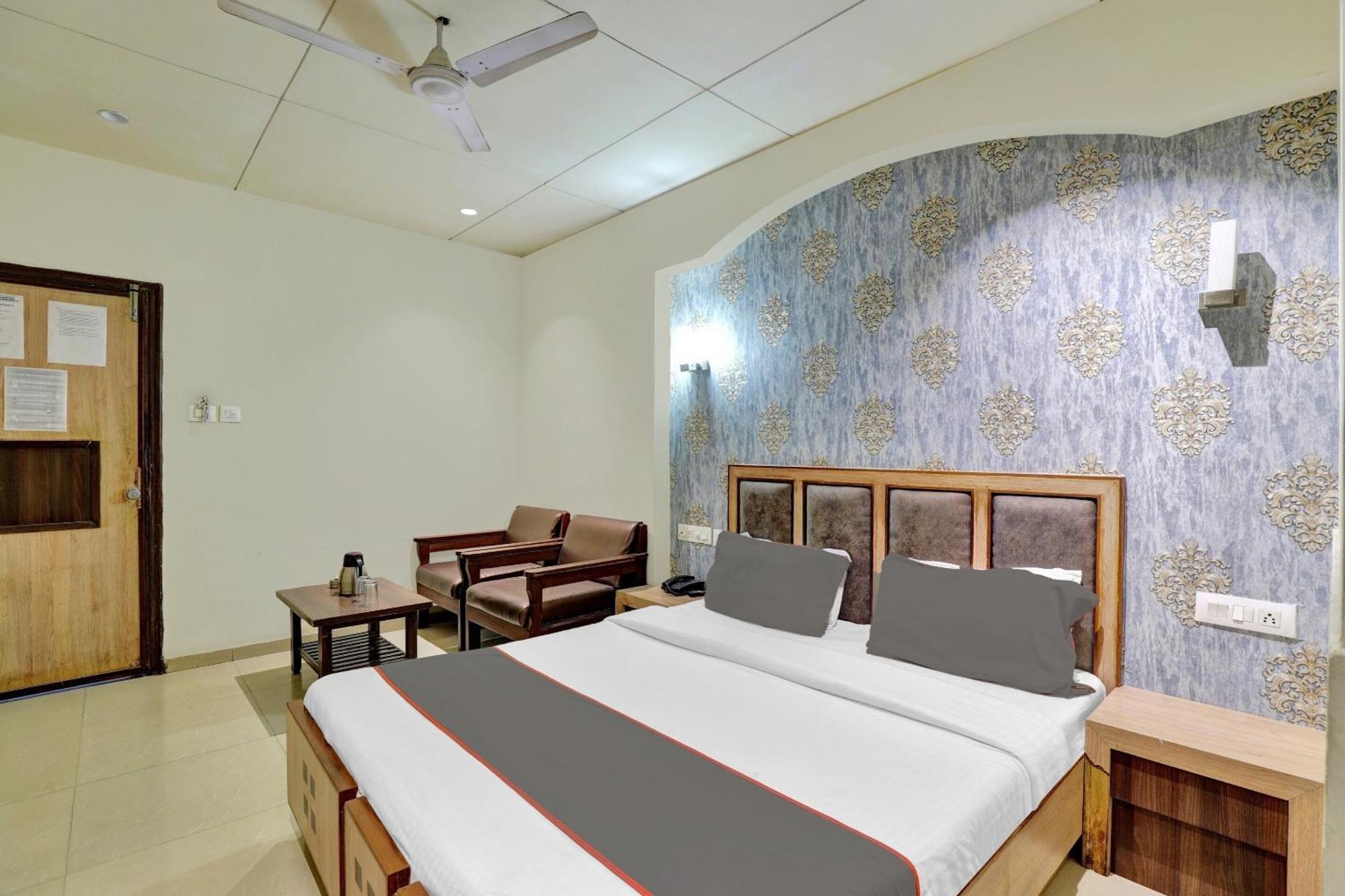 Collection O 82926 Hotel Royal Plaza Ahmedabad Exteriör bild