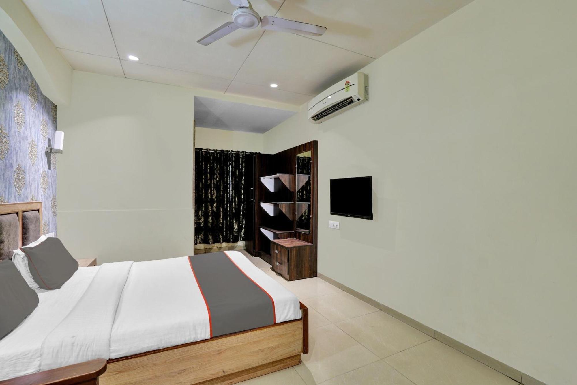 Collection O 82926 Hotel Royal Plaza Ahmedabad Exteriör bild